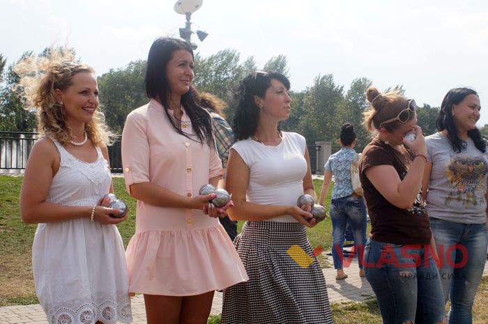 У сукнях та на підборах: вінничанки грали у петанк