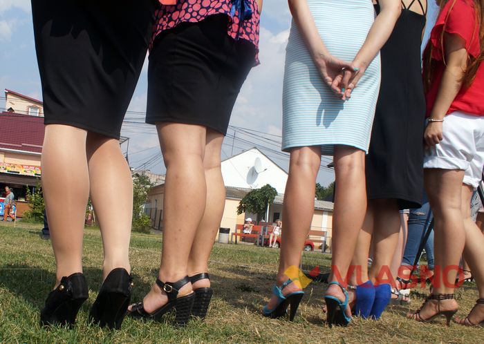 У сукнях та на підборах: вінничанки грали у петанк