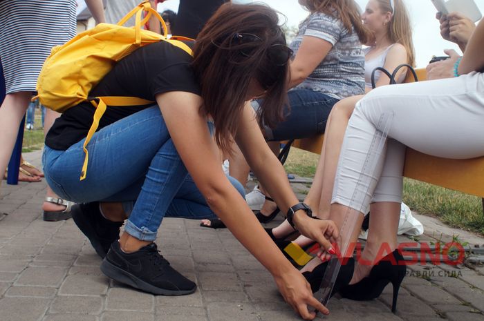 У сукнях та на підборах: вінничанки грали у петанк