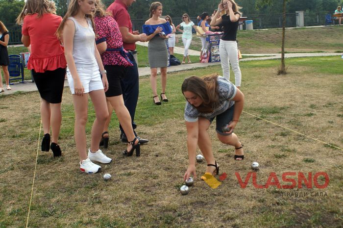 У сукнях та на підборах: вінничанки грали у петанк