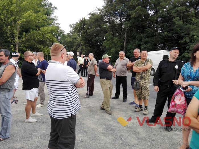 Мешканці Сабарова не пустили техніку для будівництва кладовища