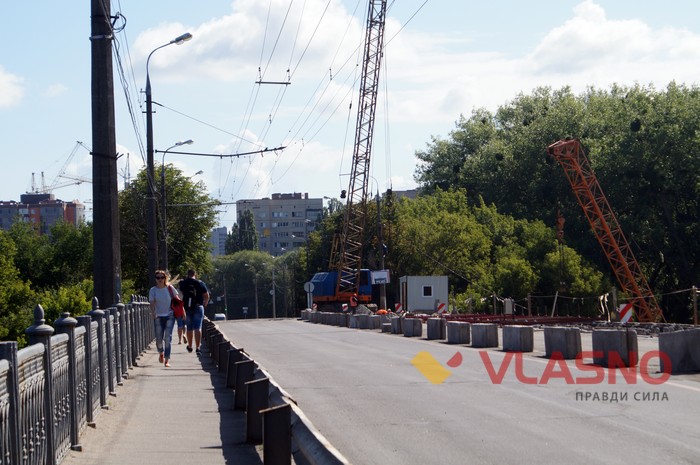 рух через Київський міст у Вінниці фото