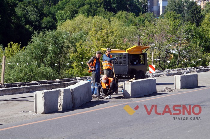 рух через Київський міст у Вінниці фото