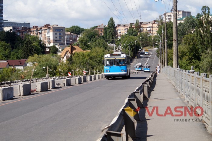рух через Київський міст у Вінниці фото