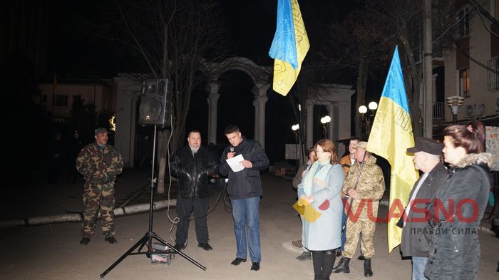 Посеред ночі вінницькі активісти пікетують Управління СБУ, знесли шини 