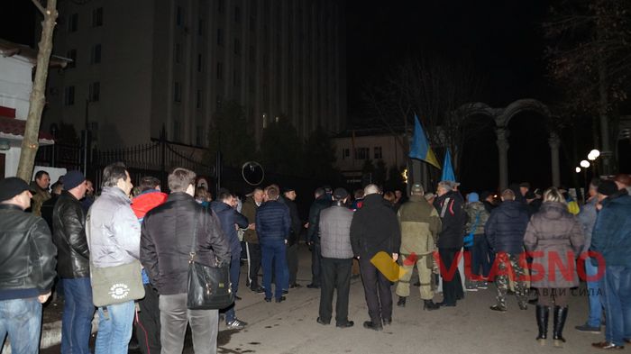 Посеред ночі вінницькі активісти пікетують Управління СБУ, знесли шини 