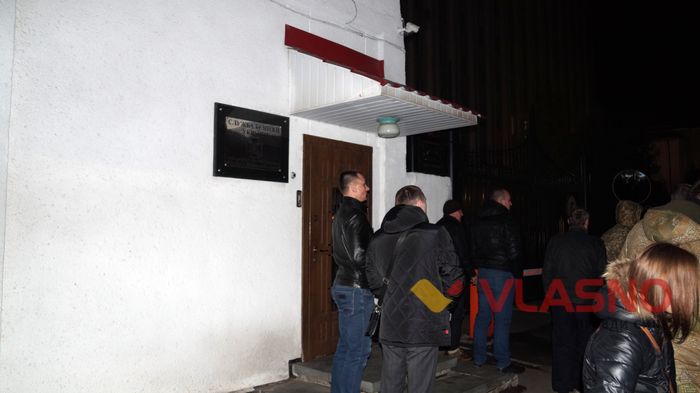 Посеред ночі вінницькі активісти пікетують Управління СБУ, знесли шини 