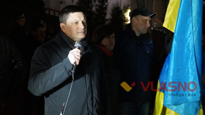 Посеред ночі вінницькі активісти пікетують Управління СБУ, знесли шини 