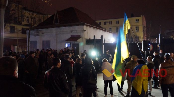 Посеред ночі вінницькі активісти пікетують Управління СБУ, знесли шини 
