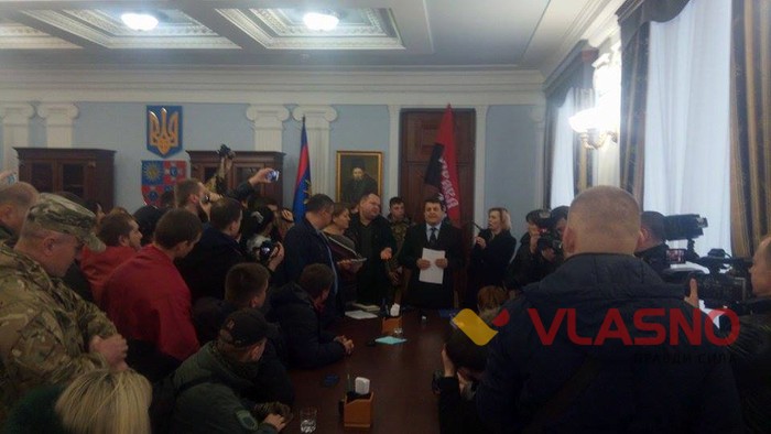 Анатолій Олійник у Вінницькій облраді спілкується з активістами фото