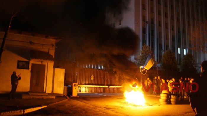 Безсонна ніч під СБУ: активісти готуються до пікету Вінницької ОДА (ФОТО) 