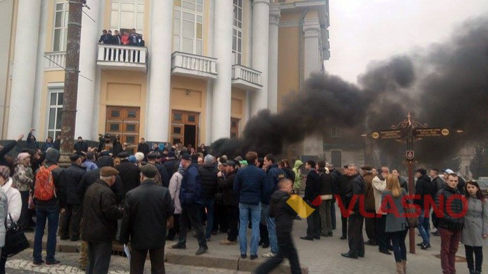 горять шини під Вінницькою ОДА фото