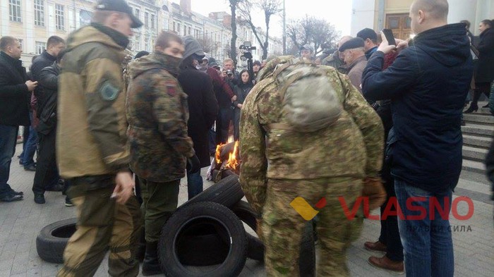 горять шини під Вінницькою ОДА фото