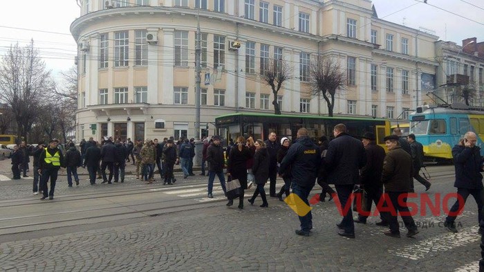 перекрили дорогу біля облради у Вінниці фото