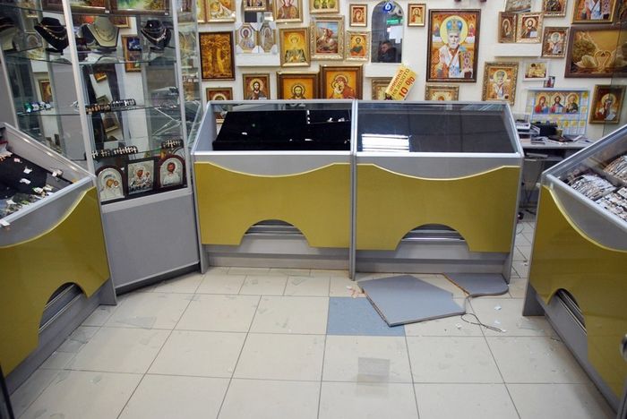 На Вінниччині озброєні люди в балаклавах обчистили ювелірну крамницю 