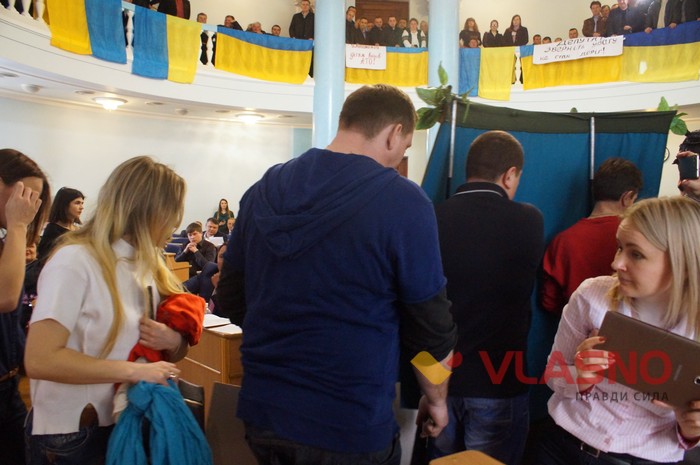 лялькова вистава на сесії Вінницької облради фото