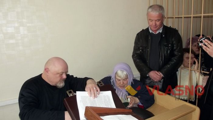 оштрафована за торгівлю яблуками бабуся Надія Паненко фото