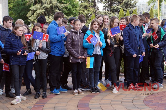підняття прапорів на честь безвізу у Вінниці фото