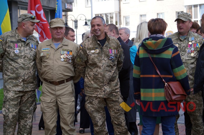 підняття прапорів на честь безвізу у Вінниці фото