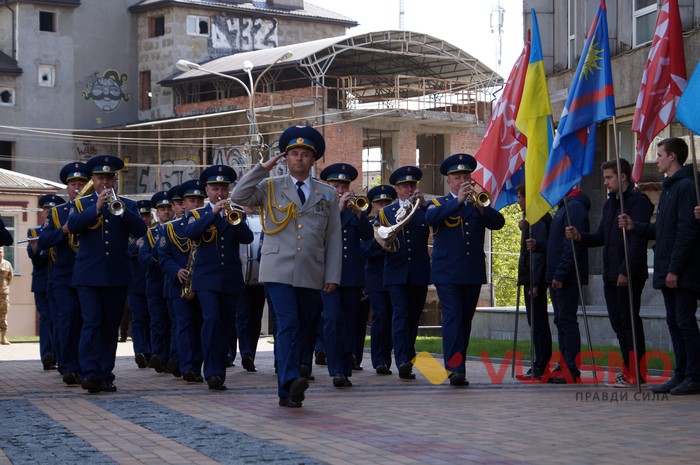 підняття прапорів на честь безвізу у Вінниці фото