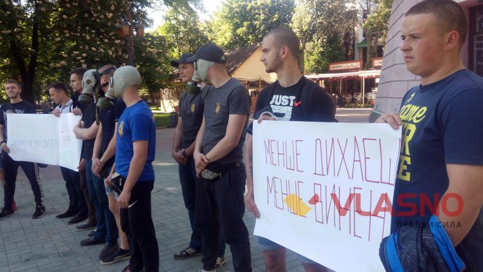 У центрі Вінниці активісти ходили у протигазах 