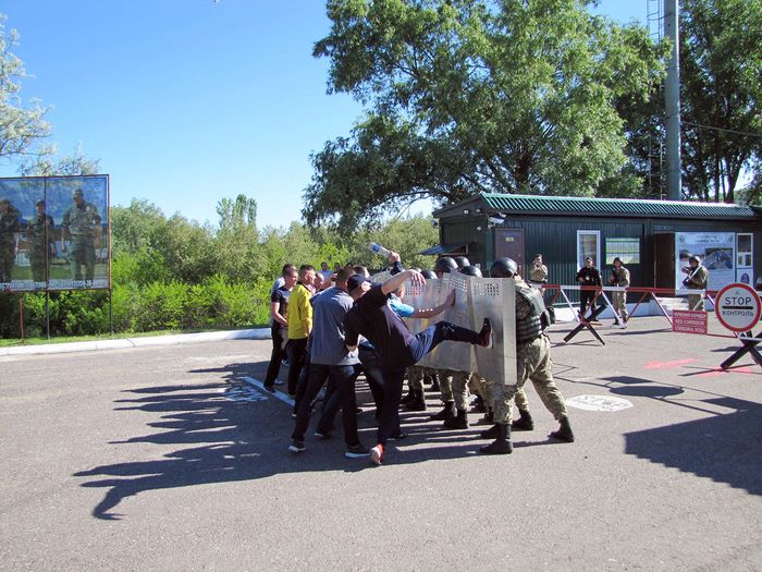 Вінницьких посадовців переодягнули в камуфляж та вчили обороняти державний кордон