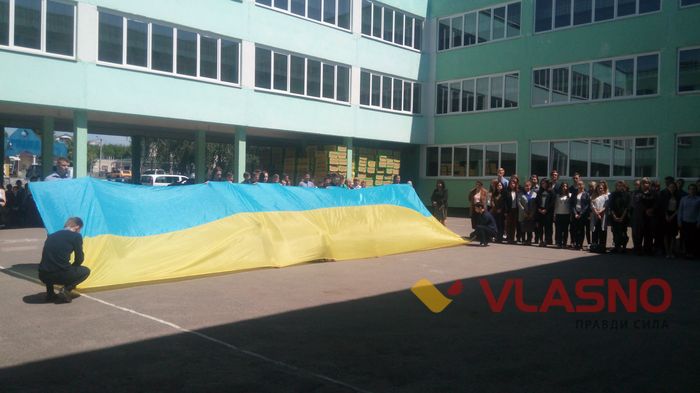 Із усмішкою та букетом польових квітів загиблий вінницький альфівець навіки закарбувався на стінах рідної школи 
