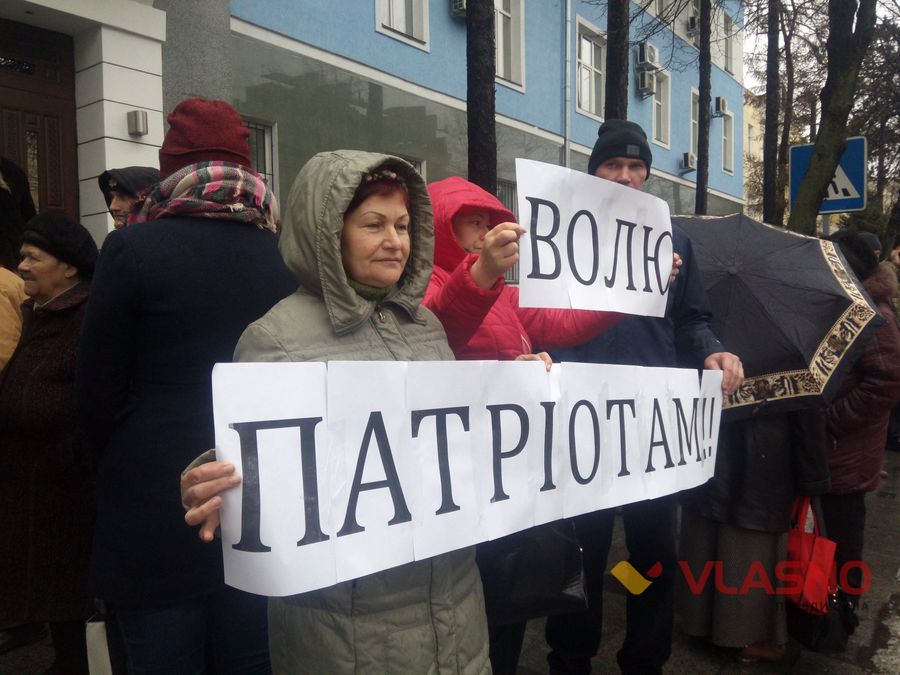 Вінницькі активісти пікетували поліцію та вимагали звільнити затриманих добровольців 