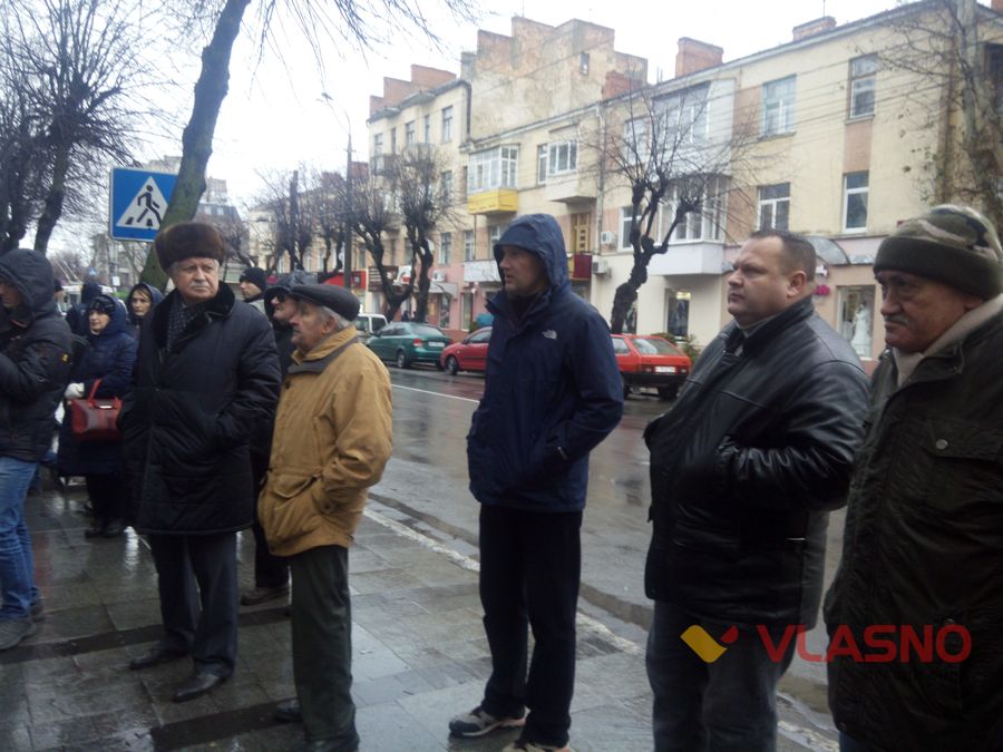 Вінницькі активісти пікетували поліцію та вимагали звільнити затриманих добровольців 