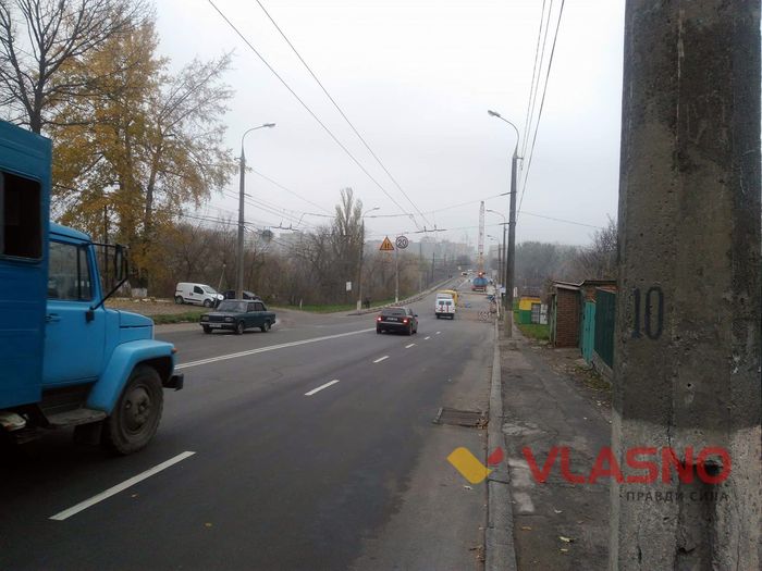 Заборонений транспорт вільно їздить через Київський міст 
