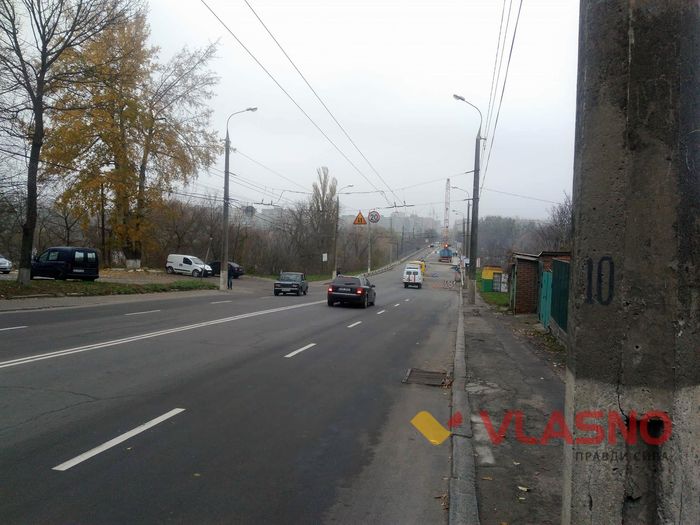 Заборонений транспорт вільно їздить через Київський міст 