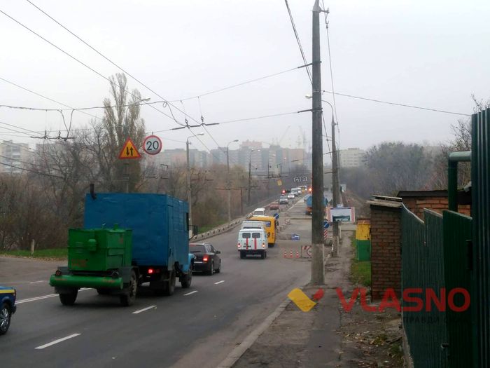 Заборонений транспорт вільно їздить через Київський міст 