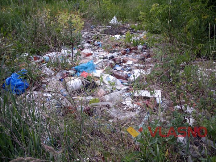 смітник на кладовищі фото