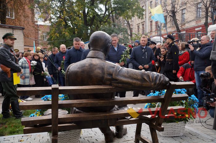 У Вінниці «посадили» бронзового Петлюру 