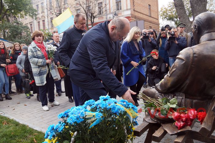 У Вінниці «посадили» бронзового Петлюру 