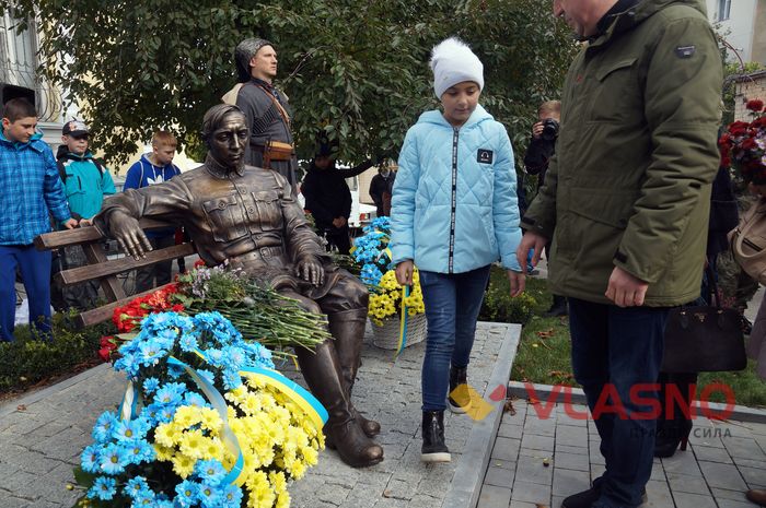 У Вінниці «посадили» бронзового Петлюру 