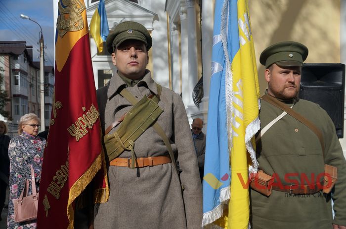 У Вінниці «посадили» бронзового Петлюру 