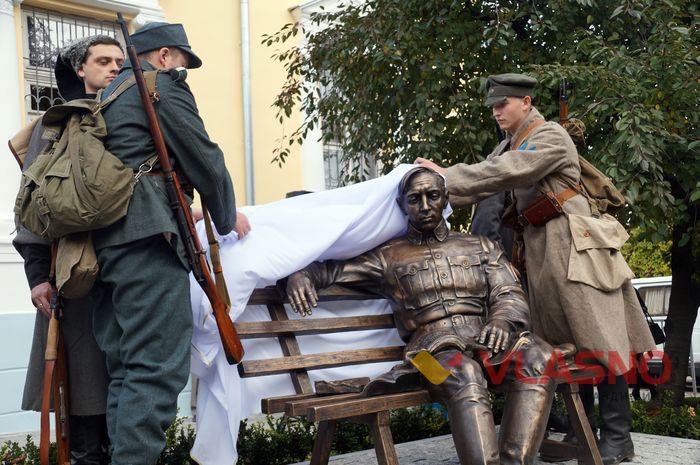 У Вінниці «посадили» бронзового Петлюру 