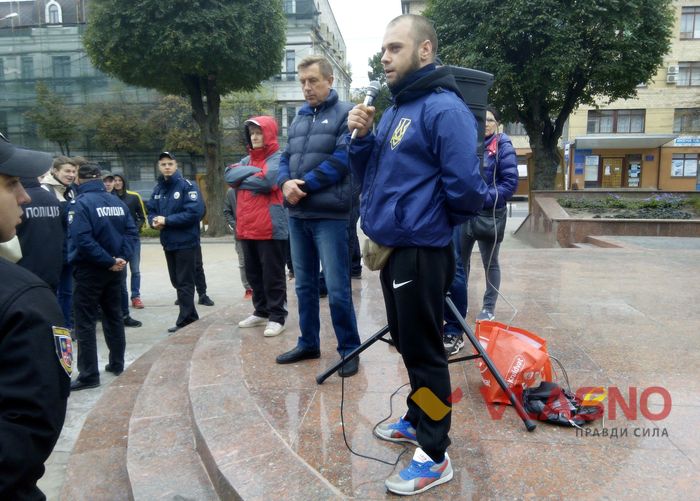 На вінницькому віче кидалися яйцями: у постраждалого діагностували крововилив у око