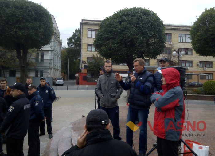 На вінницькому віче кидалися яйцями: у постраждалого діагностували крововилив у око