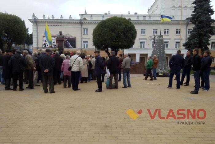 На вінницькому віче кидалися яйцями: у постраждалого діагностували крововилив у око