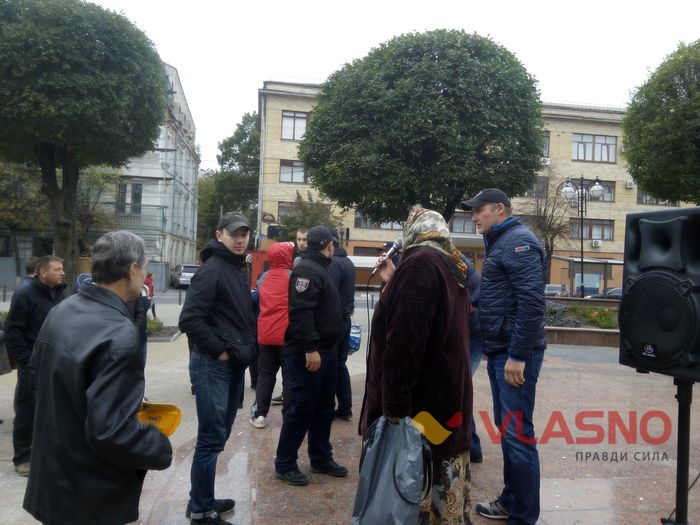 На вінницькому віче кидалися яйцями: у постраждалого діагностували крововилив у око