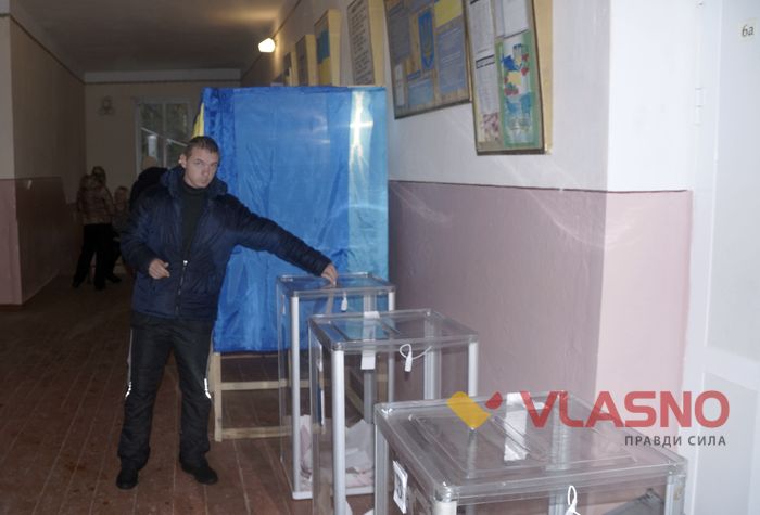 Мало скриньок, заборонені відеокамери та додруковані бюлетені — як відбувалися вибори у Луці-Мелешківській 