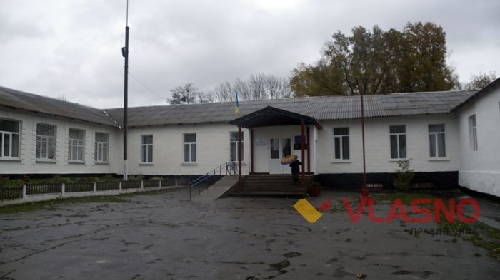 Мало скриньок, заборонені відеокамери та додруковані бюлетені — як відбувалися вибори у Луці-Мелешківській 
