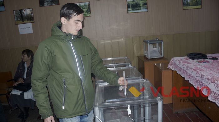 Мало скриньок, заборонені відеокамери та додруковані бюлетені — як відбувалися вибори у Луці-Мелешківській 