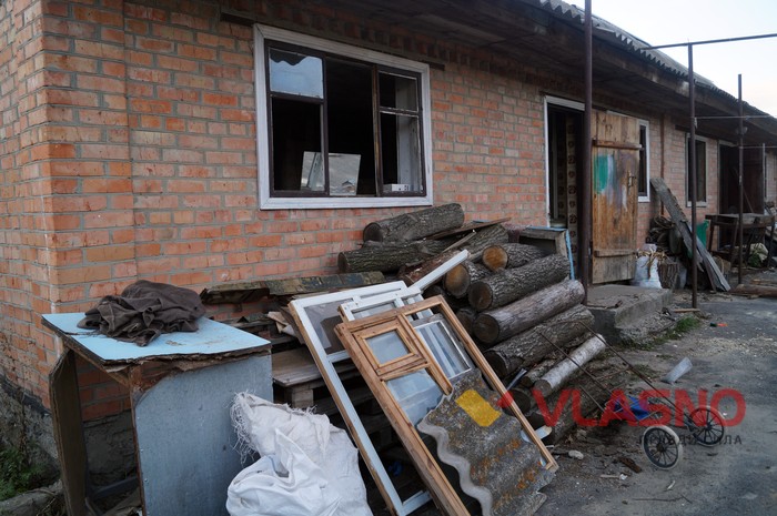пошкоджений після вибухів будинок на Калинівщині фото