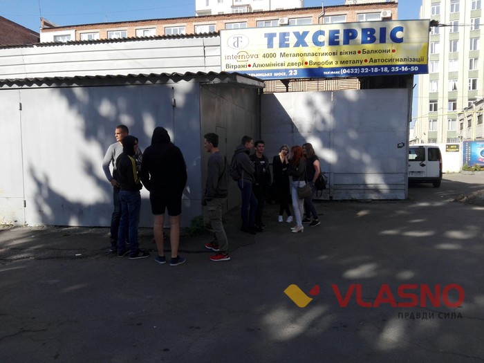 акція протесту під університетом "Україна" у Вінниці фото