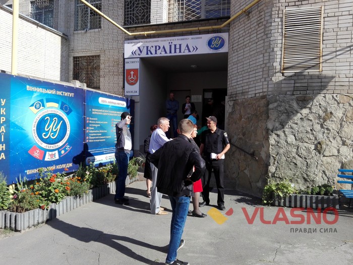 акція протесту під університетом "Україна" у Вінниці фото