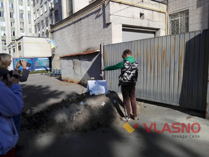 акція протесту під університетом "Україна" у Вінниці фото