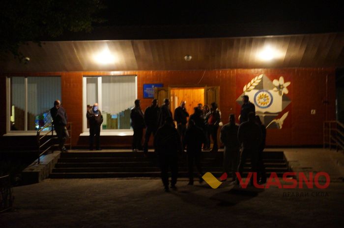 Йшли пішки сім кілометрів: на Вінниччині посеред ночі селяни покидають домівки через вибухи на військових складах 